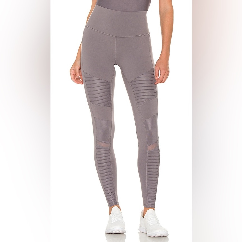ALO Yoga Airbrush Moto leggings in a purple lavender dusk color